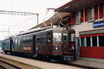 RBS/SZB: PENDLER-PINTLI Bre 4/4 1 mit einem Sonderzug in Bätterkinden im Juli 1984.
Foto: Walter Ruetsch