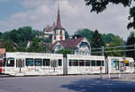 RBS/VBW: DAS BLAUE BÄHNLI GANZ IN WEISS.
Noch auf dem alten Endbahnhof Worb Dorf mit Sicht auf Schloss und Kirche präsentierte sich der Be 4/8 81 im Juni 1998 ganz in weiss an der Sonne.
Foto: Walter Ruetsch 