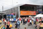 Zugtaufe  WORBLA   Feststimmung auf dem Bahnhofplatz Worb-Dorf.