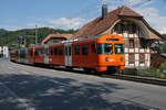 MANDARINLI
heissen die  ältesten Triebfahrzeuge vom
Regionalverkehr Bern Solothurn RBS.
In Betrieb genommen wurden sie von SZB und VBW in den Jahren   1974, 1977 und 1978 als Be 4/8 41 – 61.
Im Jahre 2006 wurden  16 Einheiten mit Niederflurzwischenwagen ausgerüstet.  Dadurch entstand die Typenbezeichnung  Be 4/12.
Durch die Inbetriebnahme der neuen Worbla-Züge werden bis 2020 sämtliche Mandarinli aus dem Worblental verschwunden sein.
Auf „MANDARINLI-JAGT“  im Worblental unterwegs mit dem grossen Freund der japanischen Eisenbahnen und  Bahnbild-Fotograf Peter Ackermann.
Impressionen vom 22. August 2018. Entstanden sind die Aufnahmen in  der ländlichen Gegend Boll -Vechigen .
Foto: Walter Ruetsch
