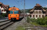 MANDARINLI
heissen die  ältesten Triebfahrzeuge vom
Regionalverkehr Bern Solothurn RBS.
In Betrieb genommen wurden sie von SZB und VBW in den Jahren   1974, 1977 und 1978 als Be 4/8 41 – 61.
Im Jahre 2006 wurden  16 Einheiten mit Niederflurzwischenwagen ausgerüstet.  Dadurch entstand die Typenbezeichnung  Be 4/12.
Durch die Inbetriebnahme der neuen Worbla-Züge werden bis 2020 sämtliche Mandarinli aus dem Worblental verschwunden sein.
Auf „MANDARINLI-JAGT“  im Worblental unterwegs mit dem grossen Freund der japanischen Eisenbahnen und  Bahnbild-Fotograf Peter Ackermann.
Impressionen vom 22. August 2018. Entstanden sind die Aufnahmen in  der ländlichen Gegend Boll -Vechigen .
Foto: Walter Ruetsch
