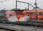 Regionalverkehr Bern-Solothurn RBS/SZB/VBW   Abdampfung  der Weichen im Bahnhof Solothurn vor der Kulisse der Ge 4/4 112, welche auf die baldige Verschrottung warten soll, am 21.
