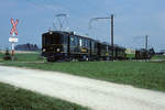 Regionalverkehr Solothurn-Bern RBS/SZB.
75 JAHRE RBS/SZB/ESB.
Sonderzug Worblaufen-Solothurn für geladene Gäste.
Der längste Nostalgiezug aller Zeiten wurde formiert aus:
Bre 4/4 1, Br 317, AB 41, C2 78, C4 61 und dem CFe 4/4 11  HOSCHTET-SCHNÄGG  der zum Jubiläum als historischer Triebwagen hergerichtet wurde. Von den Wagen befindet sich nur noch der C4 61 im Bestand von RBS-Historic. Die übrigen Wagen wurden von La Traction übernommen.
Besondere Beachtung gilt den beiden  PENDLER PINTLI  im selben Zug. 
Die Aufnahme ist im Sommer 1991 bei Biberist entstanden.
Foto: Walter Ruetsch  