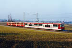 Regionalverkehr Bern-Solothurn/RBS.
Die bunten Züge der 1990er-Jahre.
S-Bahn  8 zwischen Jegenstorf und Urtenen mit Be 4/8 62  ITTIGEN und Be 4/8 MANDARINLI.
Die Be 4/8 62-64 PRIMA waren für den Vorortsverkehr bestimmt und hatten daher keine 1. Klasse bis zum Einbau des Zwischenwagens ca. 2001.
Wegen den hohen Passagierzahlen kam es auch bei den MANDARINLI zum Einbau von Zwischenwagen mit Niederflureinstieg.
Foto: Walter Ruetsch
