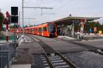 RBS: Bereits am 30. September 2013 wurde der neue Bahnhof in Biberist in Betrieb genommen. Die gemischte Traktion mit  NEXT  31 und  LAPrima  68 wurde am 3. Oktober 2013 im Bilde festgehalten. Dieses Bild dokumentiert die Haltestelle in Fahrtrichtung Bern.
Foto: Walter Ruetsch