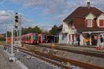 RBS: Die letzten Tage des Bahnhofs Biberist. Am 19. September 2013 kreuzten noch zwei RE mit den  NEXT  30 von Bern und 26 nach Solothurn auf der alten Station mit dem historischen Bahnhofgebude.
Foto: Walter Ruetsch 
