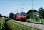 RBS: Über Zollikofen umgeleiteter Güterzug mit dem De 4/4 103 ab Lohn-Lüterkofen bei Grafenried im Sommer 1995.
Foto: Walter Ruetsch