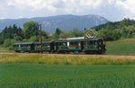 RBS/SZB/ESB: 100 JAHRE RBS BERN-SOLOTHURN. Am 9. April 1916 fuhr zum ersten Mal ein Zug auf der Linie Solothurn-Bern. Der CFe 4/4 11 wurde im Frühling 1916 als BCFe 4/4 1 bei der Eröffnung der Solothurn-Bern-Bahn (ESB) in Betrieb genommen. Zum 75-Jahr-Jubiläum wurde er durch die Werkstatt Solothurn zum historischen Triebwagen umgebaut. Heute braucht die RBS für die Fahrt von Solothurn nach Bern mit der schnellsten Verbindung noch knapp 40 Minuten. Früher dauerte die selbe Fahrt mehr als eine Stunde. Der Jubiläumszug von 1991 wurde auf der Fahrt nach Bern in ländlicher Gegend, kurz nach Solothurn verewigt.
Foto: Walter Ruetsch 