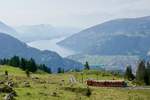 Ein Zug mit offenen Wagen bei der Fahrt auf die Schynige Platte, am 26.8.17 oberhalb von Breitlauenen.