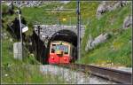 Zug 651 taucht aus dem Tunnel am Grtli.