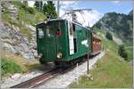 Lok 12 mit den Sommerwagen auf der Alp Bigelti.
