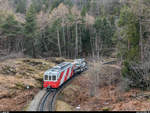 Die Gemeinden Finhaut und Trient können aufgrund eines Erdrutsches seit dem Samstag vor einer Woche auf der Strasse nicht mehr erreicht werden. Lebensmittel und andere Dinge müssen deshalb per Bahn transportiert werden. Auf der MC gibt es sonst keinen regelmässigen Güterverkehr mehr.<br>
Xemh 4/4 6 bringt am 19. Januar 2018 einen Kleinlaster mit Anhänger von Vernayaz nach Le Châtelard-Frontière. Aufgenommen zwischen Vernayaz und Salvan.