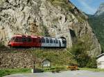 Der Regionalzug 14 verschwindet im 83 Meter langen Tunnel de la Burette bei Vernayaz. 
(17.09.2008)  