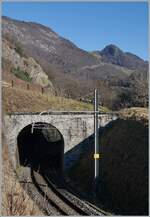 Der TPC AOMC ASD Beh 4/8 591 ist als Regionalzug R 71 431 auf dem Weg von Les Diablerets nach Aigle und erreicht in wenigen Minuten den Bahnhof von Verschiez. Wer jetzt erstaunt in die leere (Tunnel) Röhre guckt und keinen Zug sieht hat natürlich recht, denn dies ist ein Zugsuchbild und zeigt die interessante Linienführung der ASD bei Verschiez und natürlich, wenn auch etwas versteckt den erwähnten Triebzug. 

27. Januar 2024