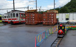 TPC/AOMC: Am 19. Juni 2016 verabschiedete sich die TPC zusammen mit der lokalen Bevölkerung und vielen Bahn Fotografen von nah und fern von den BDeh 4/4 511-514 (1954), Be 4/4 101-105, ehemals BLT (1966) sowie den BDeh 501-503 (1987/1992). Dabei konnten zum letzten Mal die fotogenen Fahrzeuge, die während vielen Jahren das Gesicht der AOMC prägten, im Einsatz fotografiert werden. Gleichzeitig wurden auch vier Triebzügen der neusten Generation vorgestellt. Während ein  BIRSIGTALER  in seine Heimat zurückkehrt, werden die BDeh 4/4 511-514 nicht verschrottet, sondern für Fr. 1.-- pro Fahrzeug nach Belgien verkauft. Begegnung mit der Kinderbahn vor der Werkstätte en Châlex.
Foto: Walter Ruetsch 