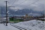 Für Schnee hatte es gereicht,  leider nicht für Sonne, als der ASD BDe 4/4 402 mit seien Bt beim Château d'Aigle Richtung Les Diablerets unterwegs ist.