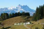 Der Zug 415 gefhrt vom Bt 64 und betrieben vom BDeh 4/4 81 auf Talfahrt vom Col-de-Bretaye nach Villar sur Ollon vor dem Massiv des Aiguille Verte; 19.10.2013