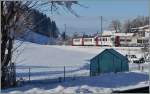 Der TPF Regionalzug S 51 14858 erreicht Châtel St-Denis. Unten recht im Bild ist eine Schiene des Gleises zu sehen, welche der Zug auf dem Weg zum Bahnhof in Kürze befahren wird. 21. Jan. 2015