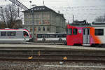 TRAVYS SCHNAPPSCHUSS:
Stadtbus und Überlandbahn der Chemin de fer Yverdon–Ste-Croix verewigt in Yverdon les Bains am nebligen Morgen des 17. November 2017.
Foto: Walter Ruetsch