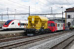 TRAVYS - Yverdon-les-Bains - Ste-Croix (YStC).
Auf Anfang 2017 wurde der Güterverkehr von Holz, Zuckerrüben und Kehricht auf Rollböcken eingestellt.
Ab und zu verkehren nur noch Rollbockzüge für den Bahndienst. Be 4/4 1 mit Schotterwagen in Yverdon-les-Bains am 7. Mai 2021.
Foto: Walter Ruetsch 