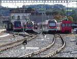 travys - Bhf. der Schmalspurbahn in Yverdon mit 5 Geleisen und in jedem ist etwas abgestellt 
 Be 4/4 3006 + ABe 2/6 2000 + Be 4/4 3001 (Zug nach St. Croix) Be 4/4 3005 + und Be 4/4 1 am 21.10.2023