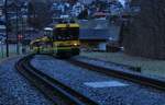 Die beiden dreiteiligen Panorama-Triebwagen 147 zund 149 in der Ausweiche Witimatte ob Lauterbrunnen; gut zu sehen ist die alte Riggenbach-Zahnstange im seltener benutzten Ausweichgleis.