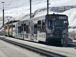 WAB Gelenksteuerwagen mit Tissot Werbung und einem BDeh 4/4 am 7.4.18 auf der Kleinen Scheidegg.