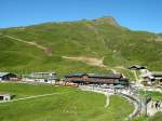 Berner Oberland 2007 - Blick zur Station Kleine Scheidegg und zum Lauberhorn am 01.08.2007 vom Wanderweg zum Eigergletscher aus. Wir wissen leider nicht immer genau ob wir uns noch auf der Gemarkung von Lauterbrunnen oder Grindelwald befinden. Die Ortsgrenze beider Drfer verluft direkt ber die Kleine Scheidegg und zu allem berfluss auch noch mitten durch die Kche des Hotels Jungfrau!