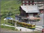 Der Bahnhof auf der Kleinen Scheidegg, Endstation fr die Wengernalpbahn und Ausgangspunkt fr die Jungfraubahn. Im Bild ein Zug der Wengernalpbahn, der aus Richtung Grindelwald einfhrt. Die Aufnahme stammt vom 24.07.2008.
