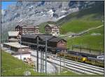 Der Bahnhof auf der Kleinen Scheidegg, Endstation fr die Wengernalpbahn und Ausgangspunkt fr die Jungfraubahn. Rechts im Bild ein Zug der Wengernalpbahn, der aus Richtung Lauterbrunnen gekommen ist. Die Aufnahme stammt vom 24.07.2008.
