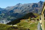 Meine Frau und ich sitzen am 02.10.2011 in dem 1. Triebzug der WAB, ein Blick zurck folgt uns der nchte. Hier zwischen Wengeralb und Kleine Scheidegg. Oben Bildmitte das Schilthorn, darauf Piz Gloria (Panoramarestaurant), 007 war schon dort, ich noch nicht.