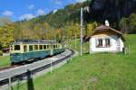 Der BDeh 4/4 110 steht mit seinen beiden Bt's abgestellt in einer Kreuzungsstelle oberhalb von Lauterbrunnen. In der Nebensaison werden die nicht bentigten alten Pendel an geeigneten Orten abgestellt. Normalerweise stehen sie in Lauterbrunnen, wegen Bauarbeiten werden sie zurzeit auch an anderen Orten abgestellt. Rechts von dem Gebude verlief die alte Strecke der WAB zwischen Lauterbrunnen und Wengen. Diese wurde jedoch vor wenigen Jahren rckgebaut, 20.10.2015.