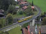 WAB TW 121 (Bdhe 4/4) mit Gelenksteuerwagen BDt,  von der Station  Kleine Scheidegg  kommend Lauterbrunnen passierend am 4.10.2013   