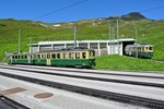 Bis die Gruppen wieder nach Grindelwald Grund runter fahren stehen die BDeh Zusatzpendel auf der kleinen Scheidegg abgestellt: links BDeh 4/4 111 und rechts 112, 04.07.2016.