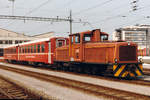 LSE/HMB: Gm 4/4 111  Jumbo  mit Baujahr 1950 in Stansstad im März 1985 anlässlich einer Rangierfahrt. Die von Jung gebaute Diesellok stand bei der LSE im Rangierdienst sowie für Überfuhrzüge im Einsatz. Ich habe diese Aufnahme als Ergänzung zum wunderschönen Bild von Andreas Strobel eingestellt (ID 1021285 vom 15. Juni 2017). Bei der Härtsfeld-Museumsbahn hat die spezielle Diesellok ihr neues zu Hause.
Foto: Walter Ruetsch  