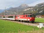 Die De 110 022-1 (ex-Luzern-Stans-Engelberg) zwischen Brienzwiler und Meiringen, hier mit ein IR-Zug von Interlaken nach Luzern.