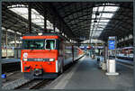 101 964-5 der Zentralbahn steht am 27.04.2022 mit dem Interregio nach Engelberg in der Bahnhofshalle von Luzern. 