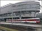 Vor dem Berufsbildungszentrum Luzern fhrt ein Pendelzug der ehemaligen LSE, jetzt Zentralbahn, nach Engelberg vorbei. (18.03.2008)