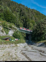 Ein FINK überquert am 26. August 2018 zusammen mit einem hier nicht sichtbaren ADLER die Husenbachbrücke am Ende des Abstiegs vom Brünigpass.