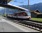 zb - Einfahrender Zug an der Spitze der Steuerwagen ABt 943-6 im Bhf. Interlaken Ost am 28.09.2023