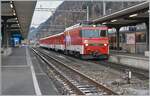 Beim Umsteigen in Interlaken Ost entdeckt und versucht in der kurzen Zeit zu fotografieren: Die SBB-Zentralbahn HGe 4/4 101 964-5 wartet mit ihrem Regionalzug R 70 9063 auf die Abfahrt nach Meiringen.