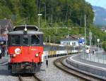 zb - Brnig Golden Pass Schnellzug mit Zugslok De 4/4 110 002-3 im Bahnhof von Brienz am 08.09.2007