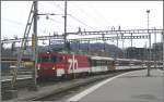 HGe 4/4 101 963-7 fhrt mit einem Schnellzug aus Interlaken Ost in Luzern ein.