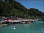 Der Bahnhof von Brienz liegt direkt am Brienzer See. Auf der Aufnahme, die am 25.07.2008 entstanden ist, steht gerade ein Zug der Zentralbahn im Bahnhof.