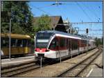 ABe 130 007 der Zentralbahn, eingesetzt auf der Linie S4, verlt mit Fahrtrichtung Luzern am 27.07.2009 den Bahnhof Hergiswil.