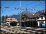 Empfangegebude und Bahnsteige des von der Zentralbahn genutzten Bahnhofs von Meiringen, aufgenommen am 27.07.2009.