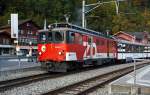 De 110 003-1 der Zentralbahn fhrt am 30.09.2011 vom Bahnhof Brienz mit IR weiter in Richtung Interlaken-Ost.