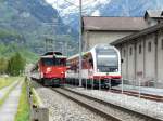 SBB - Schnellzug aus Luzern mit der Lok De 4/4 110 003-1 neben dem Neuen Triebzug ABe 160 001-1 unterwegs bei Meiringen am 08.05.2012