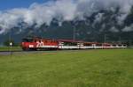 De 110 001-5 befindet sich am 27.6.12 mit dem IR 2215 bei Brienz.