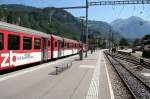 Bahnhof Meiringen 2012. Heute Mittelbahnsteig wo frher das Gleis 3 war. Auf der linken Bahnsteigseite (Gleis 2) steht der Zug nach Interlaken Ost mit De 110 003-1.
In Verlngerung der rechten Bahnsteigseite, in Hhe der Rechtskurve, fahren die Zge der MIB (Meiringen Innertkirchen Bahn) ab. (15.08.2012)